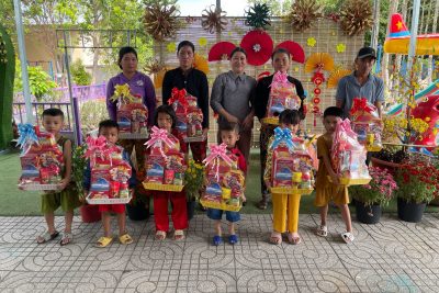 Trao quà Tết cho các em học sinh có hoàn cảnh khó khăn tại trường Mẫu giáo Vĩnh Bình Bắc
