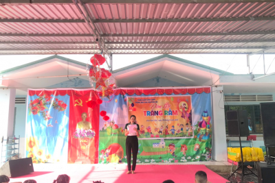 Trường Mẫu giáo Vĩnh Bình Bắc tổ chức cho các em học sinh vui tết Trung thu.