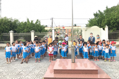 Trường Mẫu giáo Vĩnh Bình Bắc tổ chức cho trẻ đi tham quan di tích lịch sử địa phương.