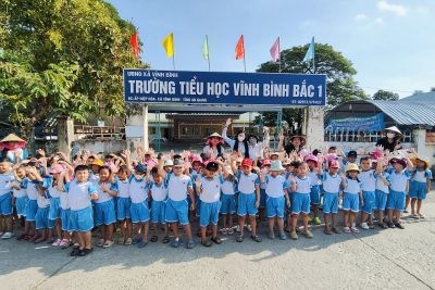 Các bé lớp Lá trường Mẫu giáo Vĩnh Bình Bắc tham quan trường tiểu học Vĩnh Bình Bắc 1